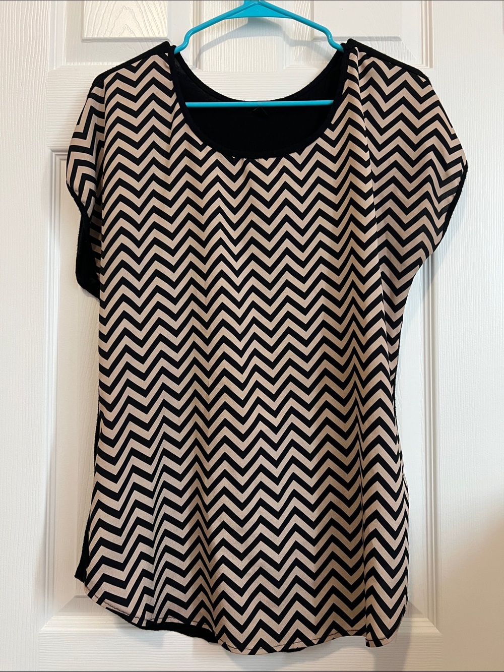 Womens Chevron Print Short Sleeve Top - Black and Cream